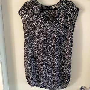 Long fitting, sleeveless blouse